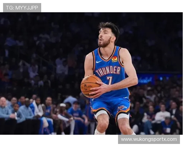 切特·霍姆格伦无球跑动拉开空间，改变雷霆内线进攻结构