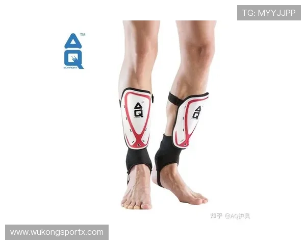 护腿板必须完全覆盖小腿且被球袜包裹，这是足球规则中的强制性安全要求